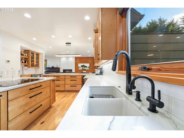 2024 CEDAR Ct, North Bend, OR 97459