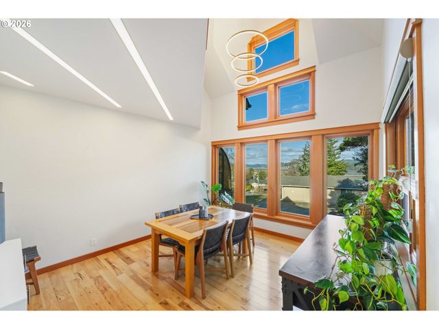 2024 CEDAR Ct, North Bend, OR 97459