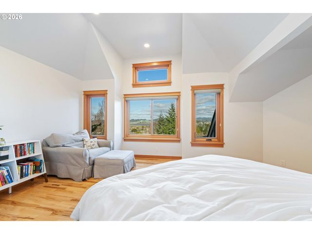 2024 CEDAR Ct, North Bend, OR 97459