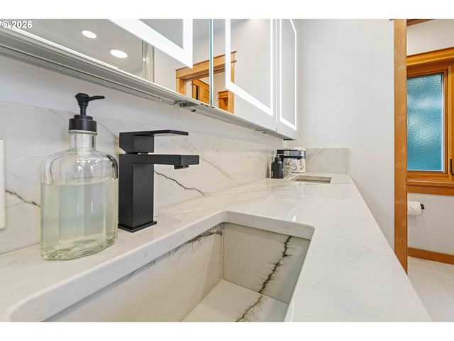 2024 CEDAR Ct, North Bend, OR 97459