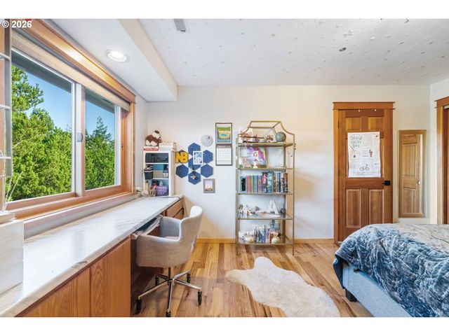 2024 CEDAR Ct, North Bend, OR 97459