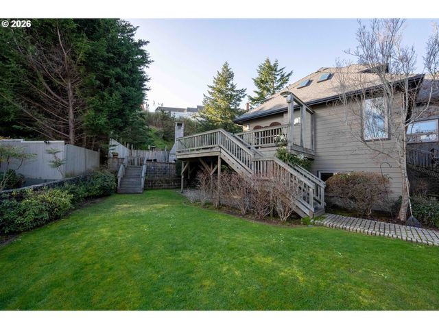 2024 CEDAR Ct, North Bend, OR 97459