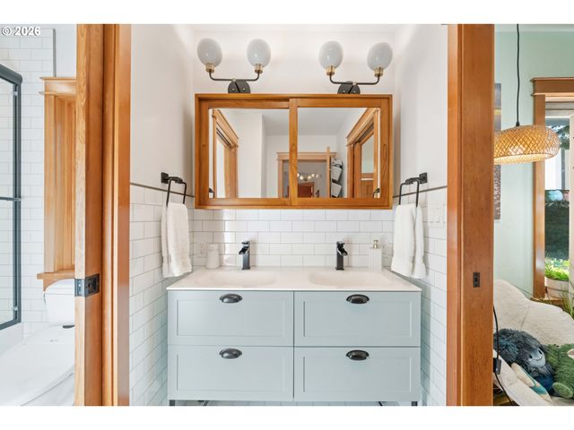 2024 CEDAR Ct, North Bend, OR 97459