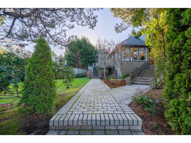 2024 CEDAR Ct, North Bend, OR 97459