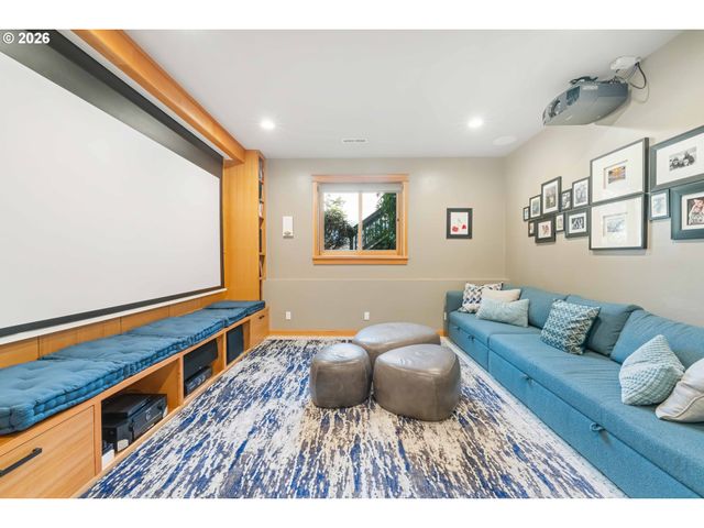 2024 CEDAR Ct, North Bend, OR 97459