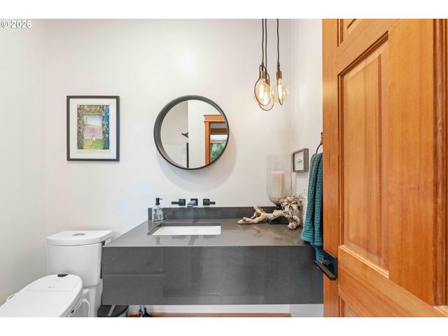 2024 CEDAR Ct, North Bend, OR 97459