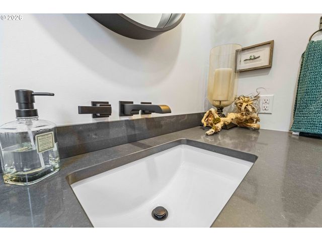 2024 CEDAR Ct, North Bend, OR 97459