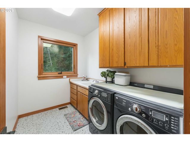 2024 CEDAR Ct, North Bend, OR 97459