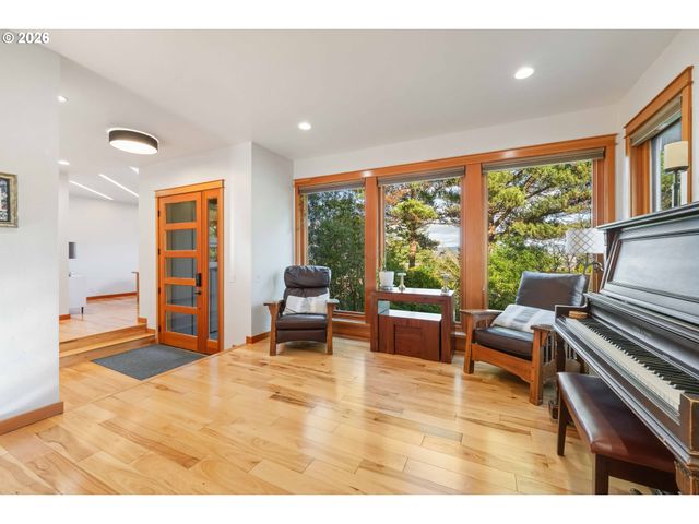 2024 CEDAR Ct, North Bend, OR 97459