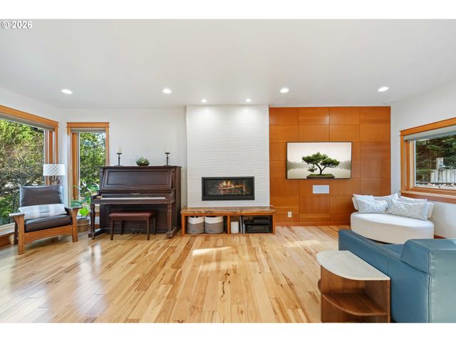 2024 CEDAR Ct, North Bend, OR 97459