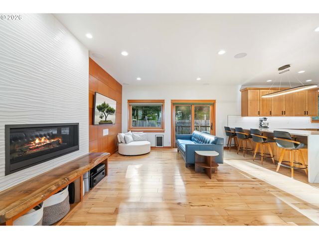 2024 CEDAR Ct, North Bend, OR 97459