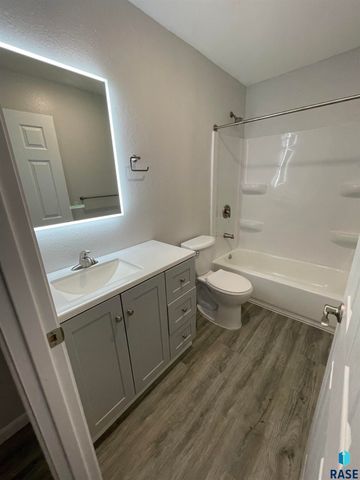 101 S Holly Ave Avenue, Sioux Falls, SD 57104