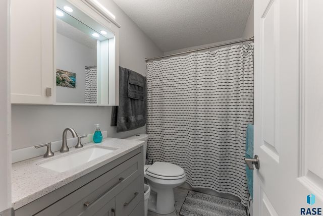 101 S Holly Ave Avenue, Sioux Falls, SD 57104