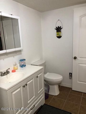 693 N Lakeview Dr, Louisville, KY 40229