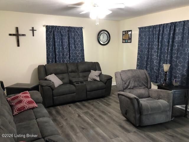 693 N Lakeview Dr, Louisville, KY 40229