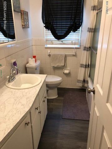 693 N Lakeview Dr, Louisville, KY 40229