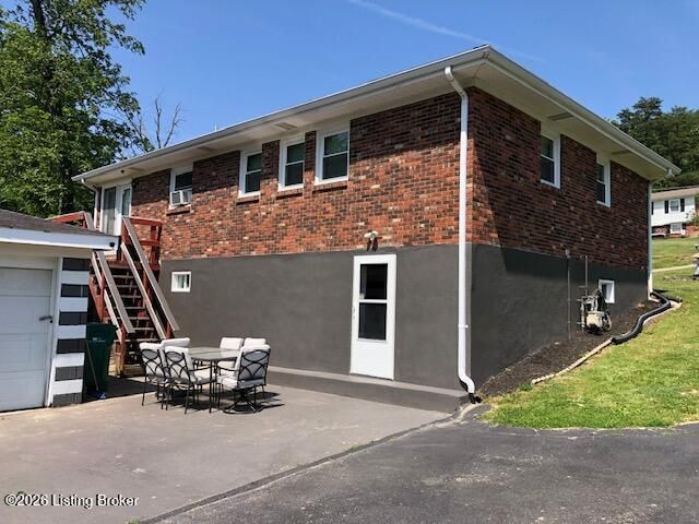 693 N Lakeview Dr, Louisville, KY 40229
