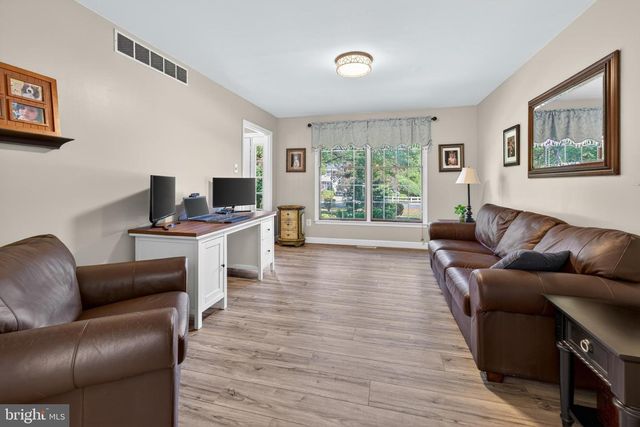 17 SHERWOOD DR, Medford, NJ 08055