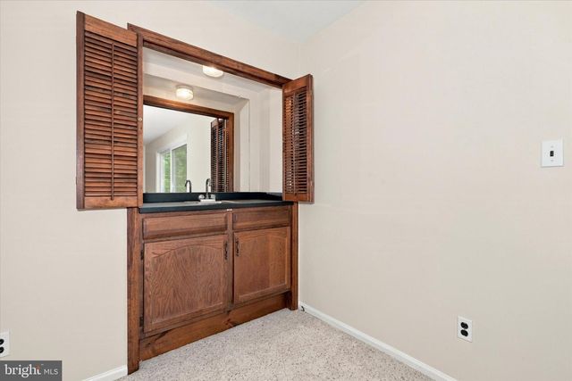 9 ROUND TREE CIR, Hockessin, DE 19707
