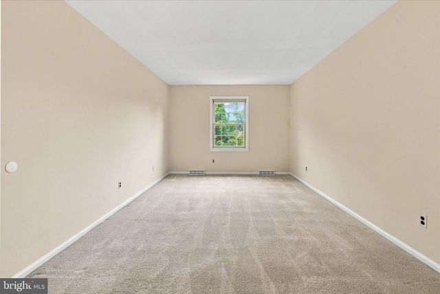 9 ROUND TREE CIR, Hockessin, DE 19707