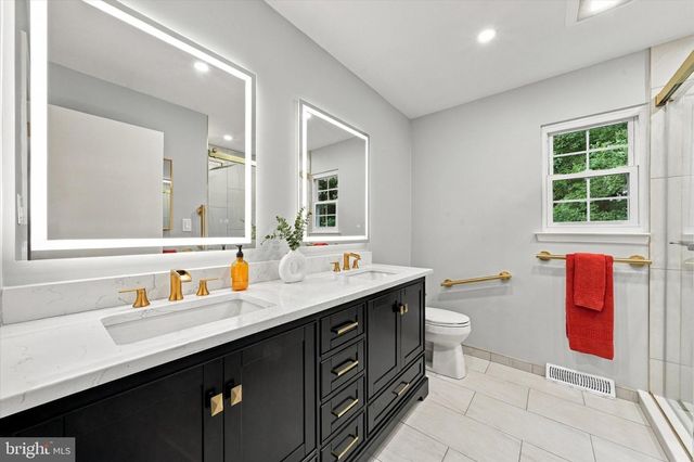 9 ROUND TREE CIR, Hockessin, DE 19707