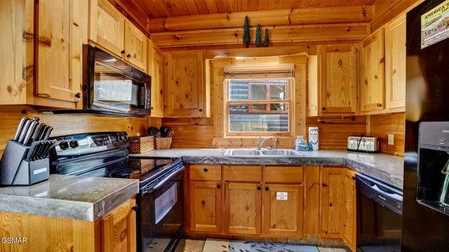 1123 Towering Oaks Drive, Sevierville, TN 37876