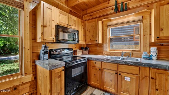 1123 Towering Oaks Drive, Sevierville, TN 37876