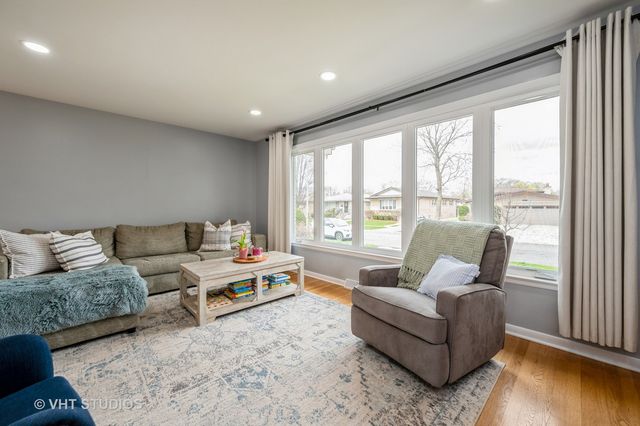 6814 N Dowagiac Avenue, Chicago, IL 60646