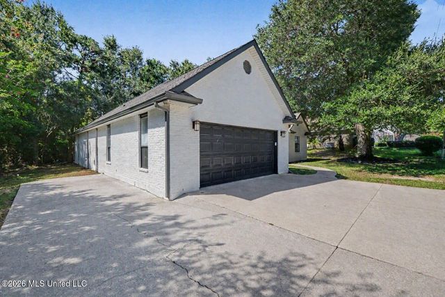 5562 E Diamondhead Drive, Diamondhead, MS 39525