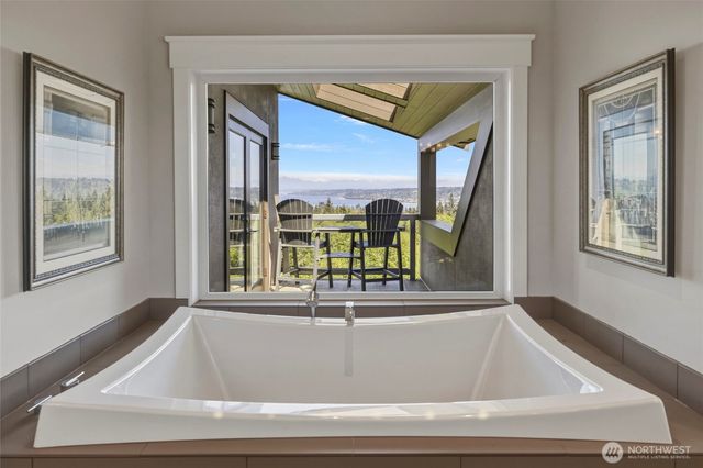 7265 Linda Lane, Clinton, WA 98236