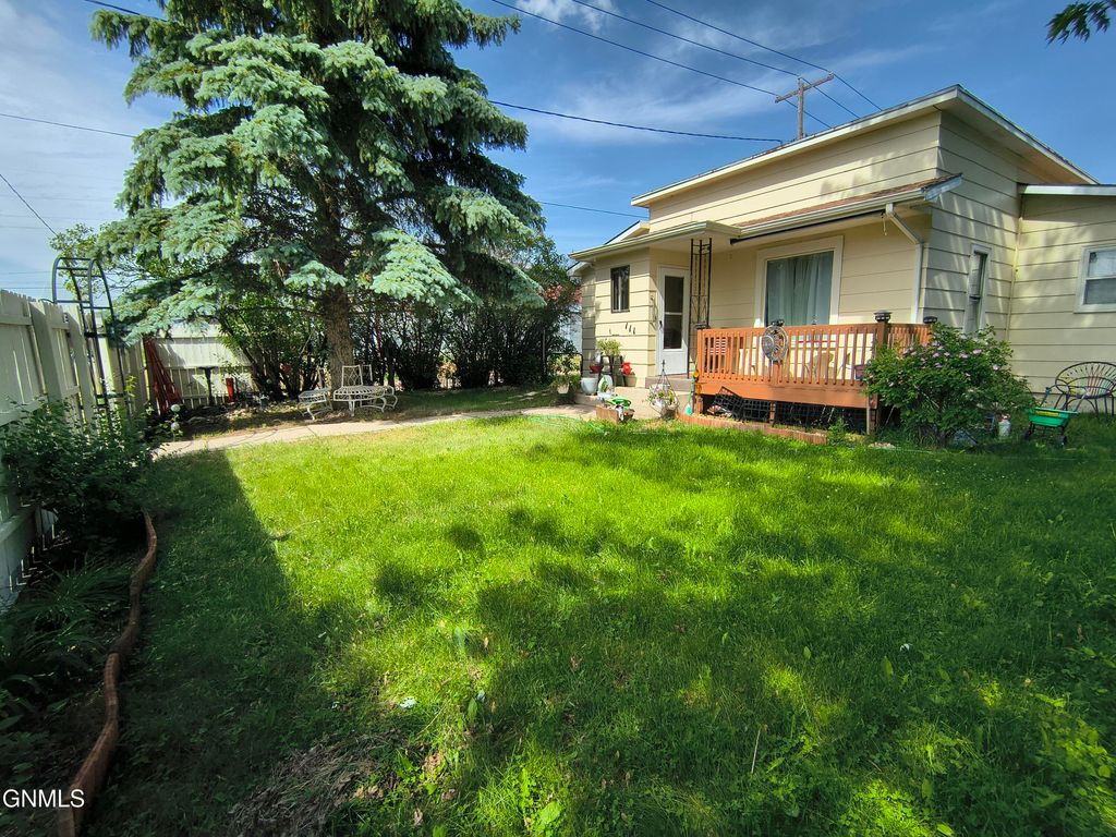 111 6th Avenue SE, Jamestown, ND 58401 photo 1