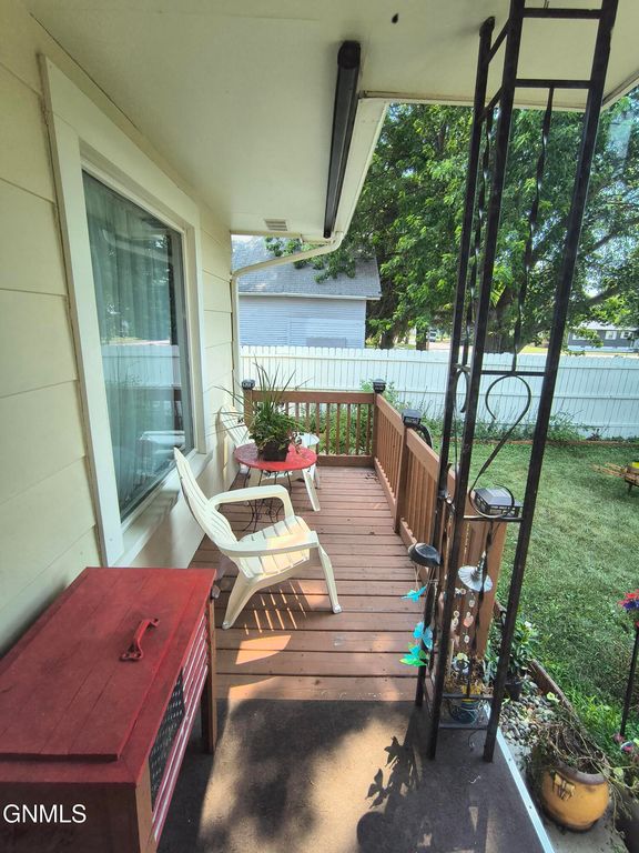 111 6th Avenue SE, Jamestown, ND 58401 photo 4
