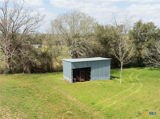 676 County Road 002, Hallettsville, TX 77964
