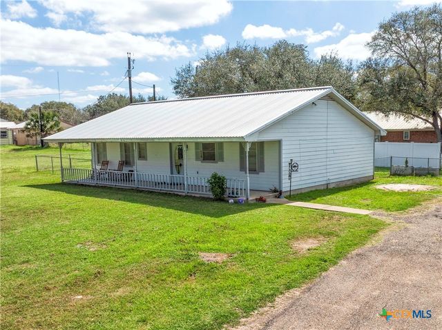 676 County Road 002, Hallettsville, TX 77964