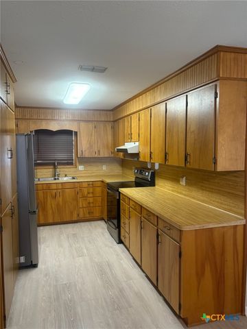 676 County Road 002, Hallettsville, TX 77964