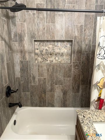 676 County Road 002, Hallettsville, TX 77964