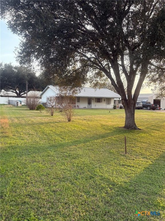 676 County Road 002, Hallettsville, TX 77964