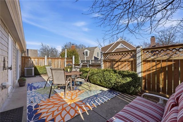 338 Woodlawn Circle, Lawrence, KS 66049