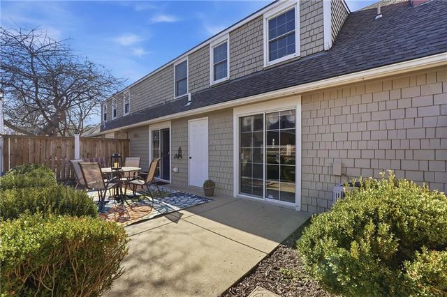 338 Woodlawn Circle, Lawrence, KS 66049