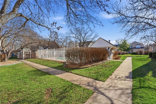 338 Woodlawn Circle, Lawrence, KS 66049