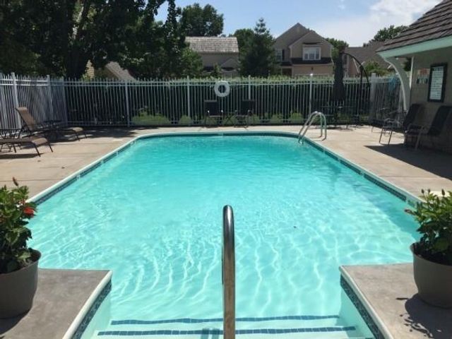 338 Woodlawn Circle, Lawrence, KS 66049