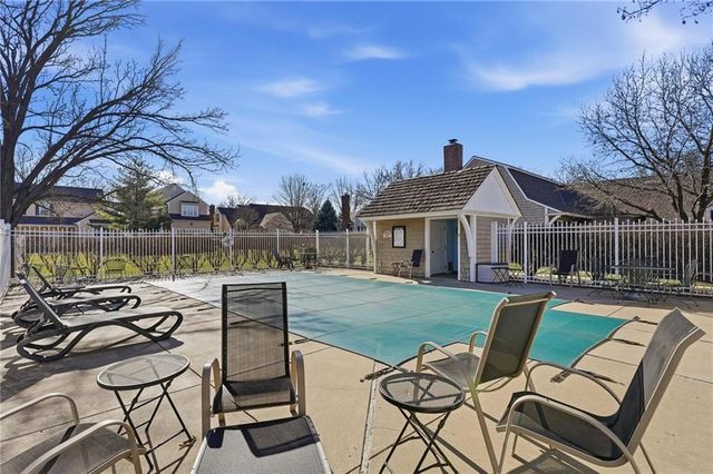 338 Woodlawn Circle, Lawrence, KS 66049