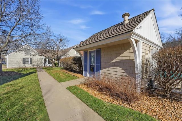 338 Woodlawn Circle, Lawrence, KS 66049