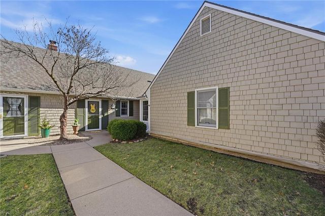 338 Woodlawn Circle, Lawrence, KS 66049