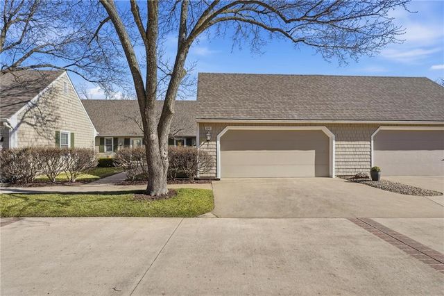 338 Woodlawn Circle, Lawrence, KS 66049
