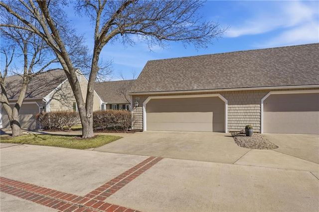 338 Woodlawn Circle, Lawrence, KS 66049