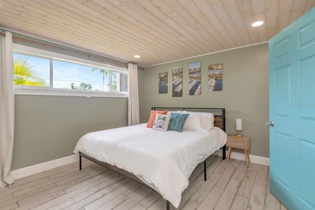 1950 45TH STREET N, St Petersburg, FL 33713