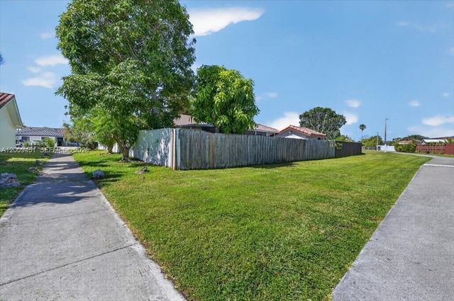 14313 SW 100th Ln, Miami, FL 33186