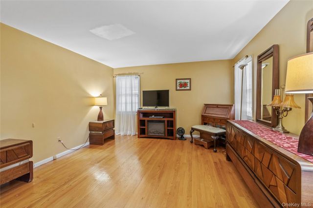 18 Devon Road, Bronxville, NY 10708