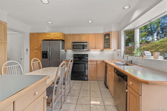 18 Devon Road, Bronxville, NY 10708